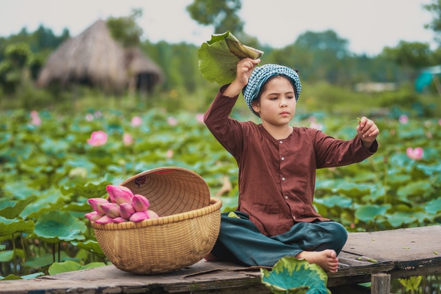 Bông hồng lai Pháp - Việt đốn tim người xem với bộ ảnh bên sen - 1