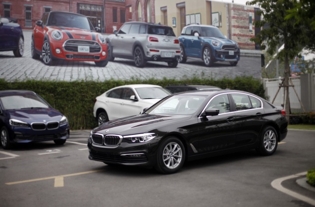 BMW giảm giá khủng cho cả ôtô và môtô trong tháng 10/2019 - 1