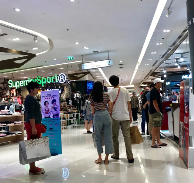 Đi du lịch nước ngoài: Người Việt vẫn nặng tâm lý quà cáp - 4 Đi du lịch nước ngoài: Người Việt vẫn nặng tâm lý quà cáp - 4