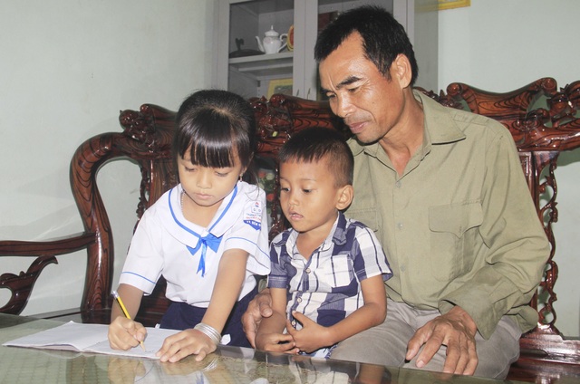 Gia đình khuyến học người Vân Kiều tiêu biểu miền sơn cước - 3 Gia đình khuyến học người Vân Kiều tiêu biểu miền sơn cước - 3