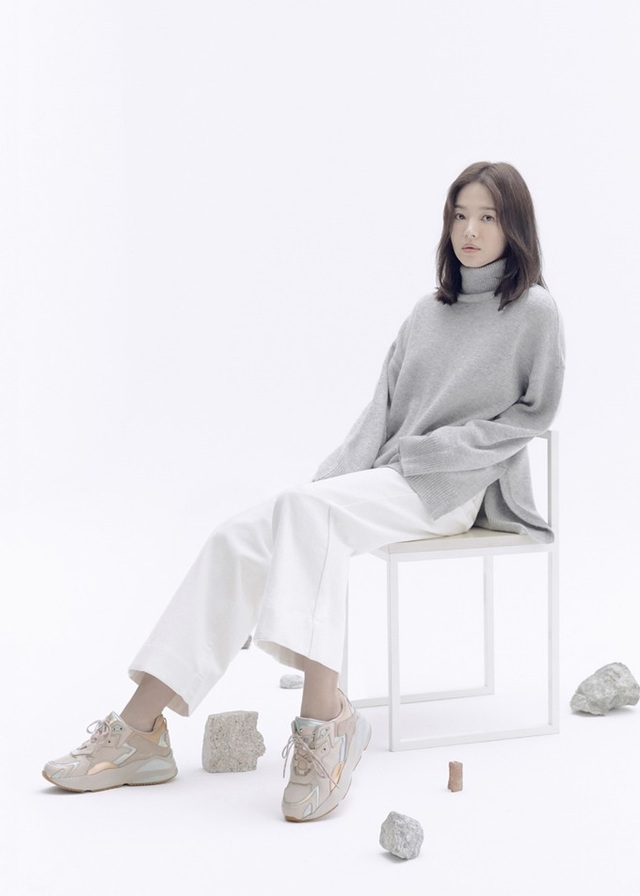 Trang điểm “sương sương”, Song Hye Kyo vẫn cuốn hút đặc biệt - 3 Trang điểm “sương sương”, Song Hye Kyo vẫn cuốn hút đặc biệt - 3
