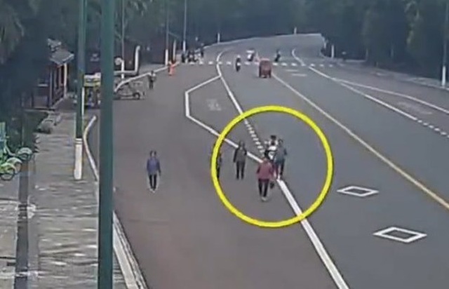 Vừa đi xe máy điện vừa “dán mắt” vào điện thoại, thiếu niên gây tai nạn chết người - 1 Vừa đi xe máy điện vừa “dán mắt” vào điện thoại, thiếu niên gây tai nạn chết người - 1