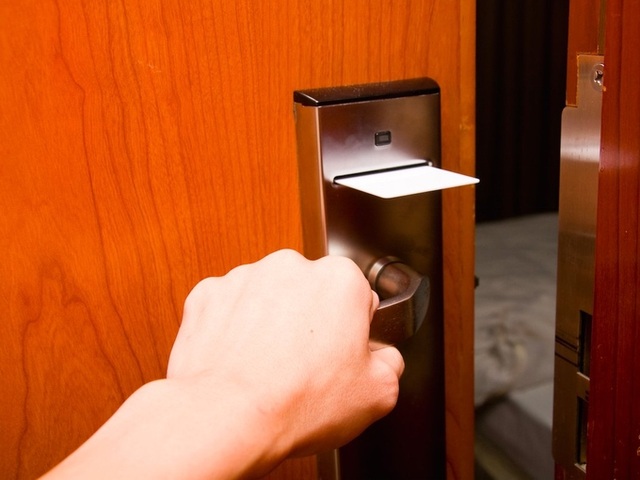 Thực hư thông tin phải gõ cửa 3 lần trước khi vào phòng khách sạn để tránh ác mộng - 3 Thực hư thông tin phải gõ cửa 3 lần trước khi vào phòng khách sạn để tránh ác mộng - 3
