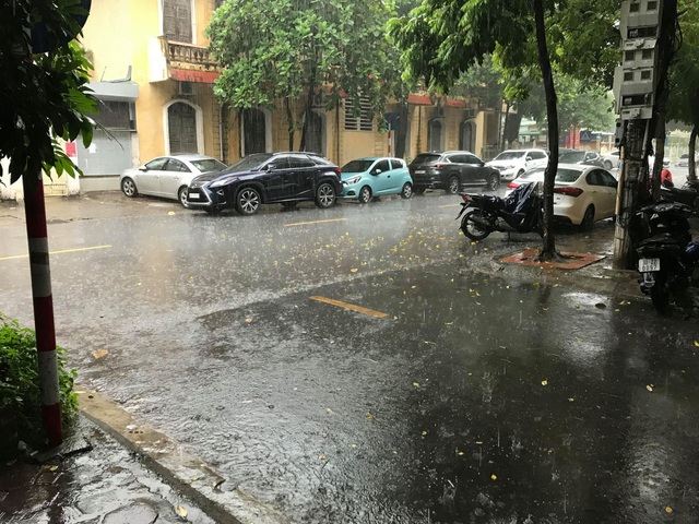 Hà Nội đón mưa vàng sau chuỗi ngày nắng rát và ô nhiễm không khí nặng nề - 2 Hà Nội đón mưa vàng sau chuỗi ngày nắng rát và ô nhiễm không khí nặng nề - 2