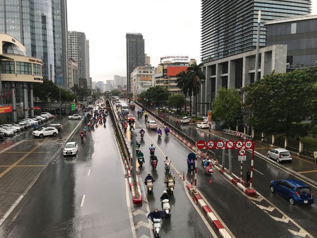 Hà Nội đón mưa vàng sau chuỗi ngày nắng rát và ô nhiễm không khí nặng nề - 1 Hà Nội đón mưa vàng sau chuỗi ngày nắng rát và ô nhiễm không khí nặng nề - 1