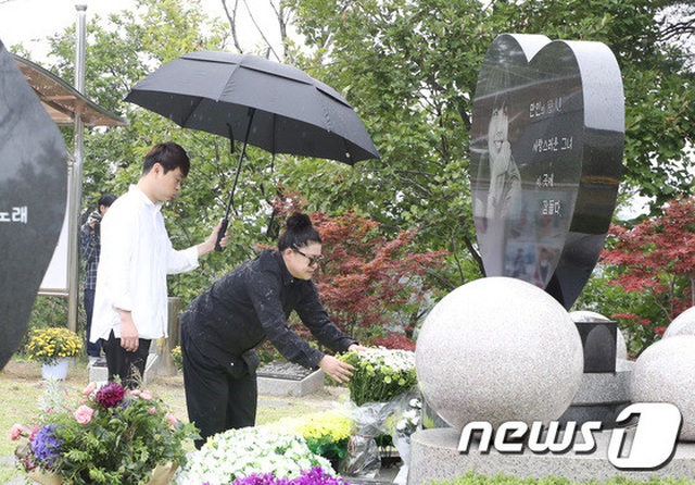 Mẹ và bạn thân viếng mộ Choi Jin Shil trong lần giỗ thứ 11 - 4