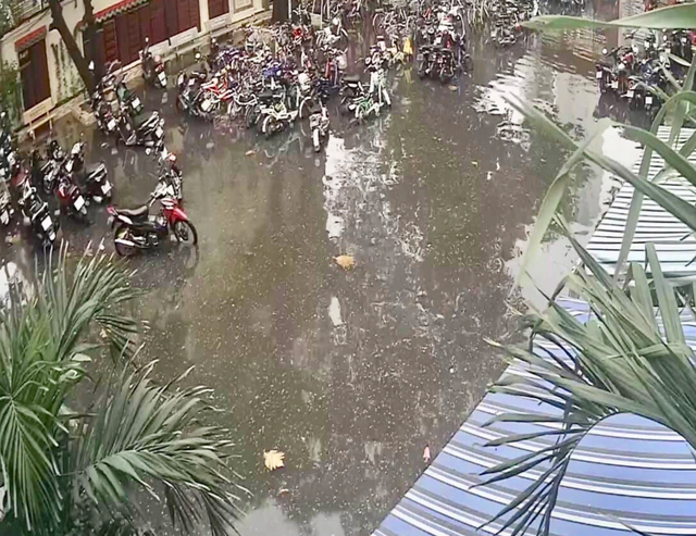 Mưa ngập, học sinh lội bì bõm trong nước đen ngòm giữa sân trường - 1 Mưa ngập, học sinh lội bì bõm trong nước đen ngòm giữa sân trường - 1