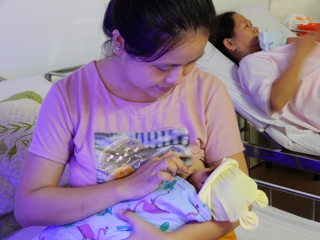Giảm 50% tỷ lệ trẻ sơ sinh phải dùng kháng sinh nhờ chăm sóc da kề da, bú mẹ hoàn toàn - 2 Giảm 50% tỷ lệ trẻ sơ sinh phải dùng kháng sinh nhờ chăm sóc da kề da, bú mẹ hoàn toàn - 2