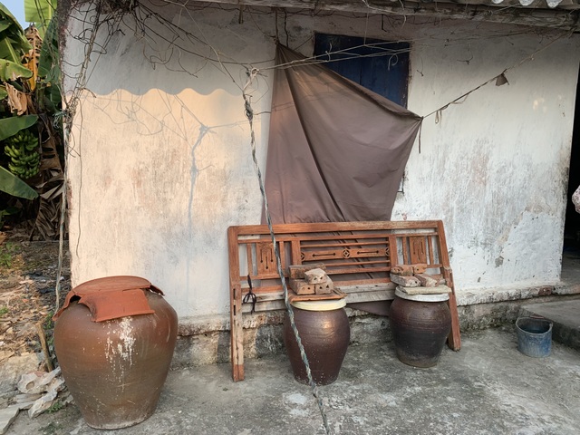 Cụ bà đơn độc có 6 chiếc chum sứt sẹo như câu chuyện lạ...! - 2 Cụ bà đơn độc có 6 chiếc chum sứt sẹo như câu chuyện lạ...! - 2