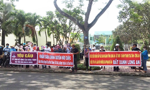 Nhà đầu tư căng băng rôn kêu cứu vì mua đất nhưng không được giao nền - 1 Nhà đầu tư căng băng rôn kêu cứu vì mua đất nhưng không được giao nền - 1
