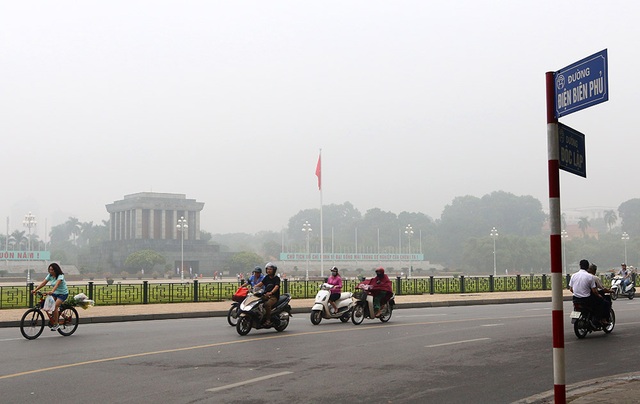 Gần trưa, Hà Nội vẫn chìm trong sương mù dày đặc - 1 Gần trưa, Hà Nội vẫn chìm trong sương mù dày đặc - 1