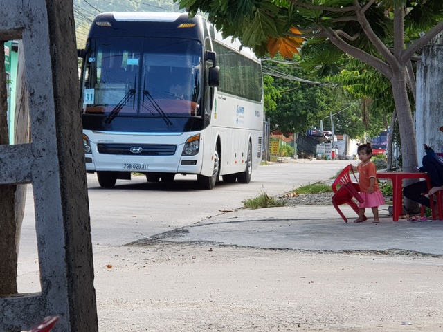 Nha Trang: Dân khóc vì xe du lịch chở khách Trung Quốc “ồ ạt” đi vào đường quê - 2 Nha Trang: Dân khóc vì xe du lịch chở khách Trung Quốc “ồ ạt” đi vào đường quê - 2