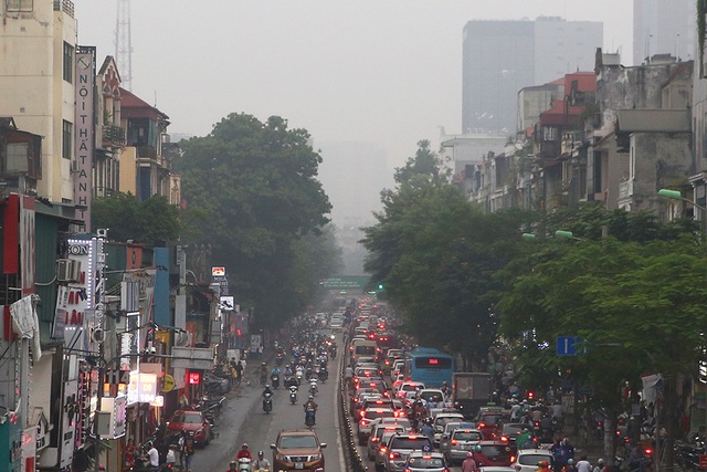 Gần trưa, Hà Nội vẫn chìm trong sương mù dày đặc - 7 Gần trưa, Hà Nội vẫn chìm trong sương mù dày đặc - 7