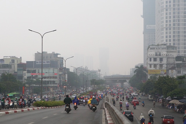 Gần trưa, Hà Nội vẫn chìm trong sương mù dày đặc - 8 Gần trưa, Hà Nội vẫn chìm trong sương mù dày đặc - 8