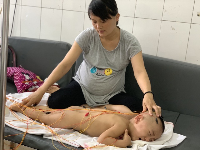 Xót thương mẹ bầu 8 tháng ôm con bại não vật vã nơi bệnh viện - 2 Xót thương mẹ bầu 8 tháng ôm con bại não vật vã nơi bệnh viện - 2