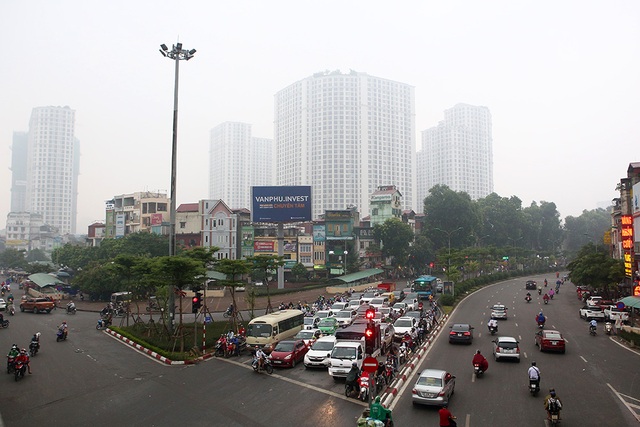 Gần trưa, Hà Nội vẫn chìm trong sương mù dày đặc - 9 Gần trưa, Hà Nội vẫn chìm trong sương mù dày đặc - 9