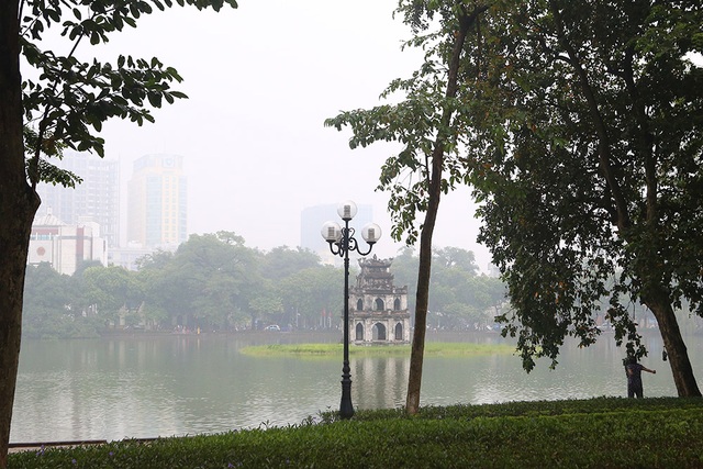 Gần trưa, Hà Nội vẫn chìm trong sương mù dày đặc - 10 Gần trưa, Hà Nội vẫn chìm trong sương mù dày đặc - 10