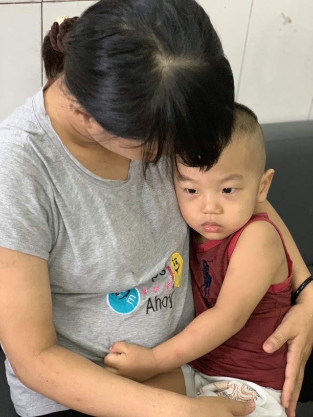 Xót thương mẹ bầu 8 tháng ôm con bại não vật vã nơi bệnh viện - 4 Xót thương mẹ bầu 8 tháng ôm con bại não vật vã nơi bệnh viện - 4