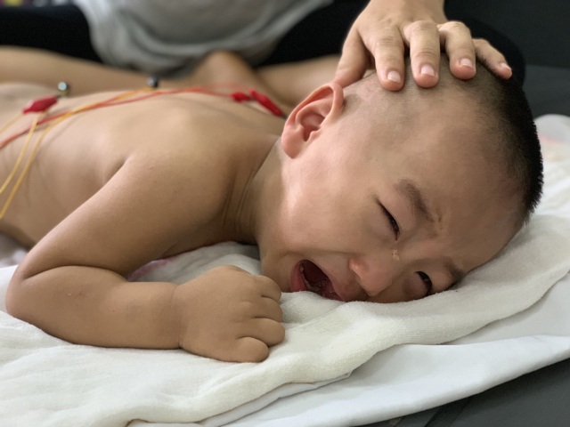 Xót thương mẹ bầu 8 tháng ôm con bại não vật vã nơi bệnh viện - 1 Xót thương mẹ bầu 8 tháng ôm con bại não vật vã nơi bệnh viện - 1