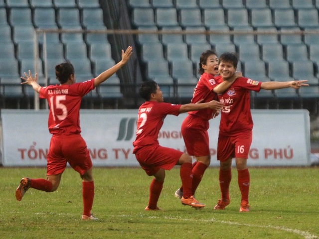 TPHCM chính thức nâng cúp tại giải bóng đá nữ vô địch quốc gia 2019 - 2 TPHCM chính thức nâng cúp tại giải bóng đá nữ vô địch quốc gia 2019 - 2