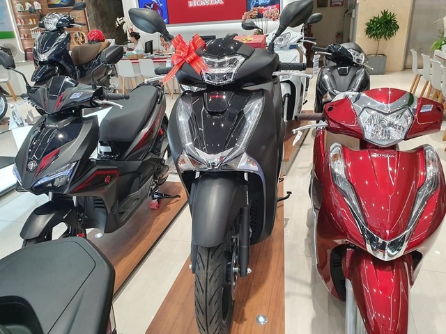Giá Honda SH đắt khách tăng mạnh, Yamaha ế ẩm hạ giá chênh - 3