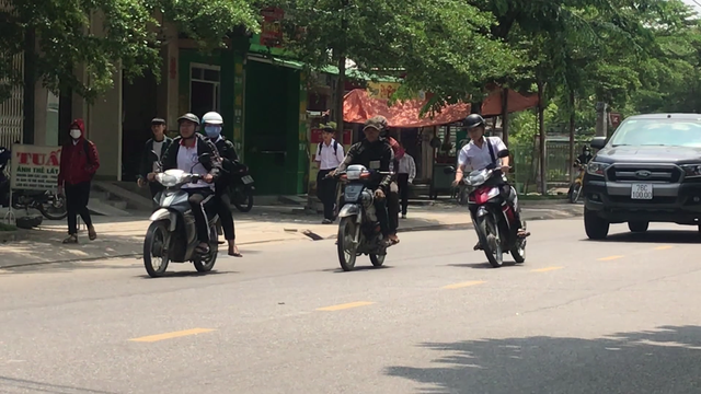 Quảng Ngãi: Học sinh vô tư sử dụng xe máy đến trường - 4 Quảng Ngãi: Học sinh vô tư sử dụng xe máy đến trường - 4
