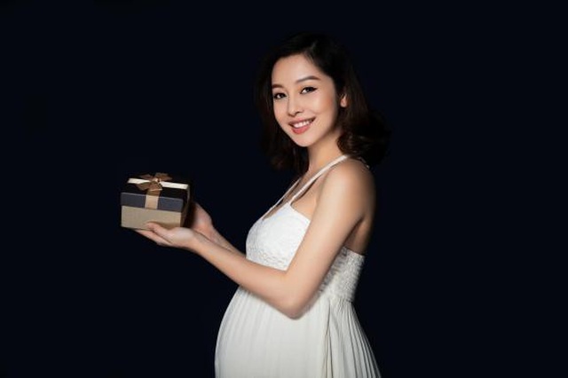 Mang thai lần 4, Hoa hậu Jennifer Phạm vẫn xinh đẹp rạng rỡ - 2 Mang thai lần 4, Hoa hậu Jennifer Phạm vẫn xinh đẹp rạng rỡ - 2