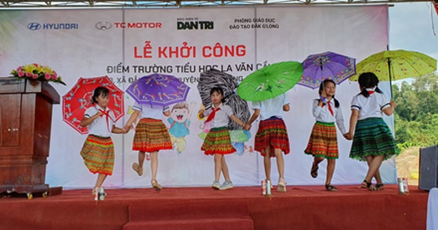 Cưỡi máy cày đi xây trường dành tặng gần 1.000 trẻ em ở nơi cư dân “8 không” - 9 Cưỡi máy cày đi xây trường dành tặng gần 1.000 trẻ em ở nơi cư dân “8 không” - 9