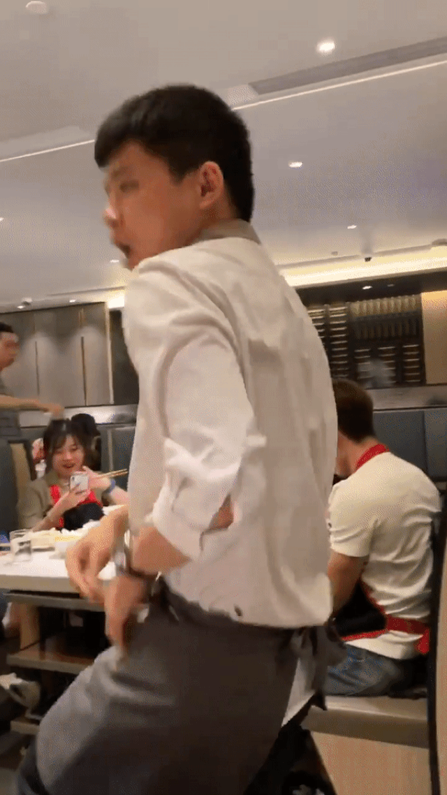 Bồi bàn nhảy sexy khiến thực khách mải ngắm quên ăn - 1 Bồi bàn nhảy sexy khiến thực khách mải ngắm quên ăn - 1