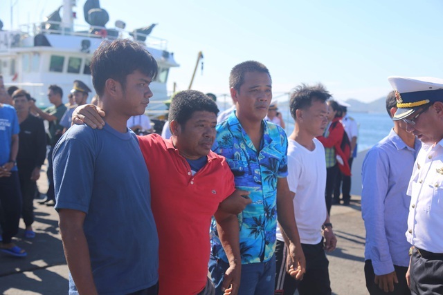 Khen thưởng tàu cá Quảng Ngãi cứu 41 ngư dân Quảng Nam - 1 Khen thưởng tàu cá Quảng Ngãi cứu 41 ngư dân Quảng Nam - 1
