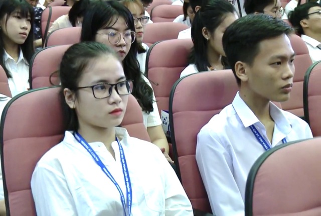 Phó Thủ tướng Vương Đình Huệ: Chinh phục đại học không phải để thấy mình cao mà là để nhìn xa, rộng hơn - 2 Phó Thủ tướng Vương Đình Huệ: Chinh phục đại học không phải để thấy mình cao mà là để nhìn xa, rộng hơn - 2