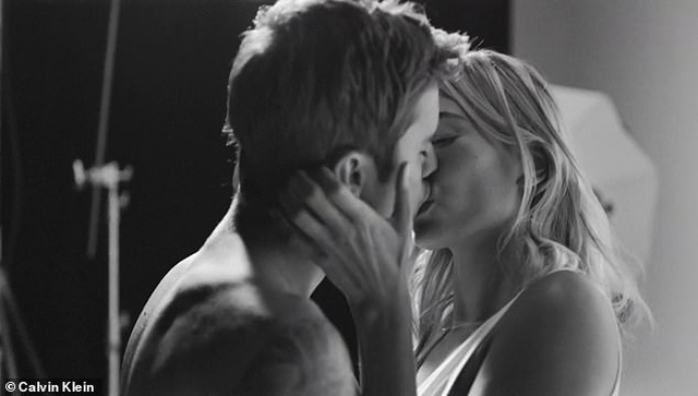 Sau đám cưới triệu đô, vợ chồng Justin Bieber tung MV “tình bể tình” - 6 Sau đám cưới triệu đô, vợ chồng Justin Bieber tung MV “tình bể tình” - 6