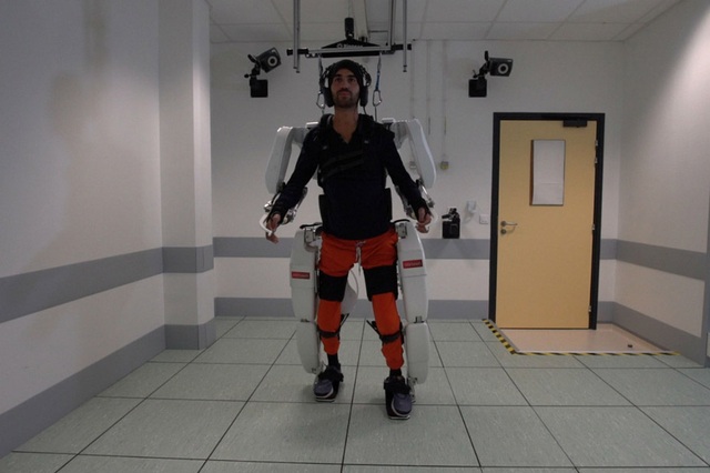 Công nghệ mới giúp người bị liệt điều khiển bộ giáp Exoskeleton bằng… trí não - 1 Công nghệ mới giúp người bị liệt điều khiển bộ giáp Exoskeleton bằng… trí não - 1