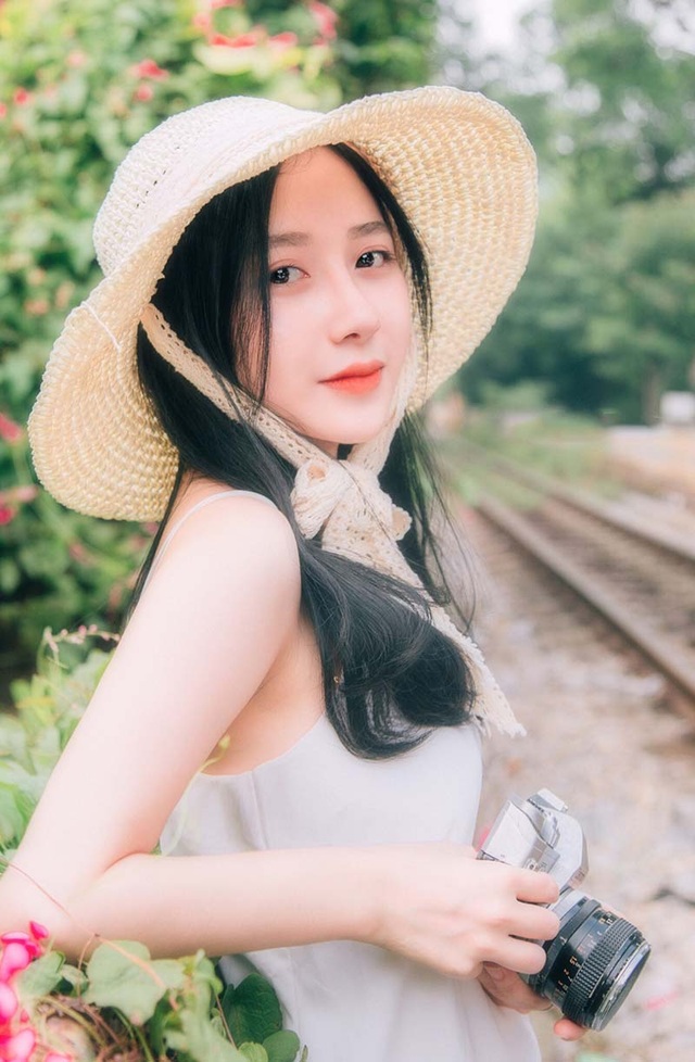 Nữ sinh báo chí “gieo thương nhớ” với góc nghiêng xinh đẹp - 9 Nữ sinh báo chí “gieo thương nhớ” với góc nghiêng xinh đẹp - 9