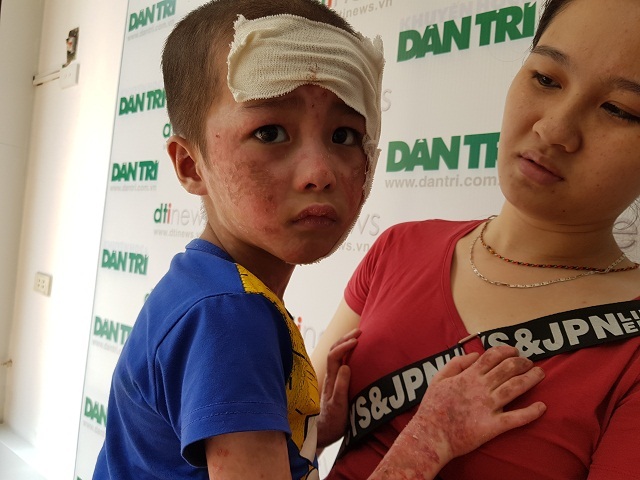 Người mẹ bế ngọn đuốc hôm nào đến báo Dân trí tiếp tục gieo mầm nhân ái - 3 Người mẹ bế ngọn đuốc hôm nào đến báo Dân trí tiếp tục gieo mầm nhân ái - 3