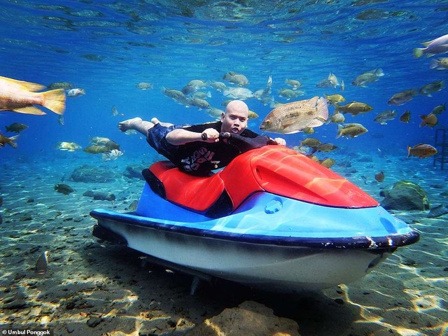 Ảnh chụp dưới nước độc đáo khiến khách nườm nượp kéo đến lặn ao làng ở Indonesia - Ảnh minh hoạ 5