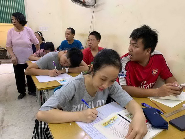 Bà giáo già 25 năm mở lớp học tình thương - 2 Bà giáo già 25 năm mở lớp học tình thương - 2
