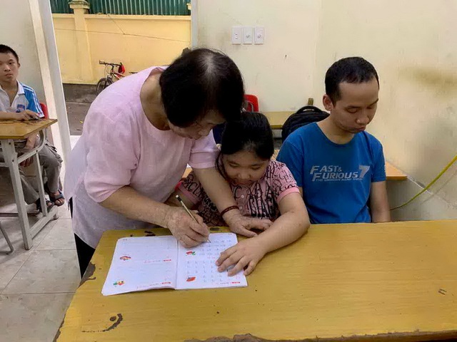 Bà giáo già 25 năm mở lớp học tình thương - 3 Bà giáo già 25 năm mở lớp học tình thương - 3