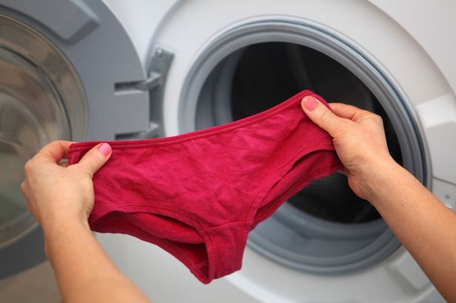 Bạn có đang giặt đồ lót sai cách? - 1