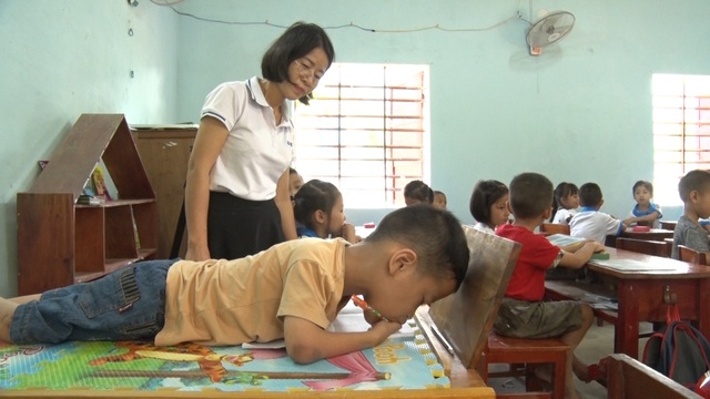 Giấc mơ được đến trường của cậu bé 7 tuổi liệt tứ chi, tập viết bằng miệng - 11 Giấc mơ được đến trường của cậu bé 7 tuổi liệt tứ chi, tập viết bằng miệng - 11