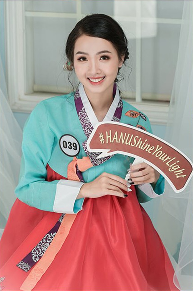 Top 10 Hoa khôi ĐH Hà Nội khoe sắc với trang phục khắp 5 châu - 8 Top 10 Hoa khôi ĐH Hà Nội khoe sắc với trang phục khắp 5 châu - 8