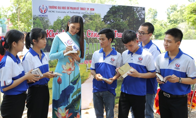 Hoa hậu Tiểu Vy rạng rỡ dự khai giảng, làm đại sứ sinh viên trường - 7 Hoa hậu Tiểu Vy rạng rỡ dự khai giảng, làm đại sứ sinh viên trường - 7