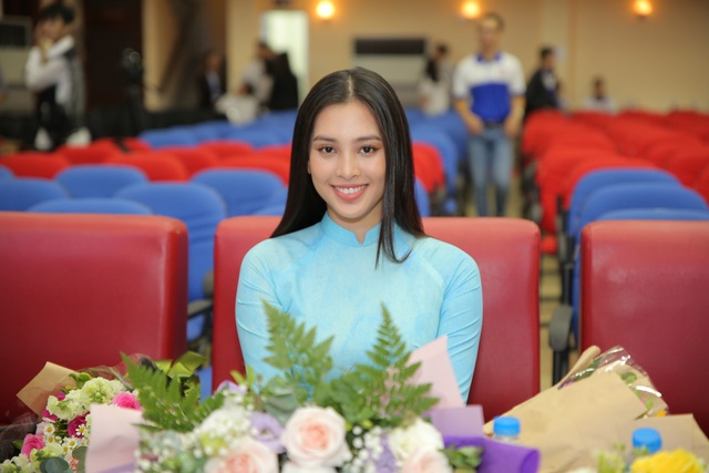 Hoa hậu Tiểu Vy rạng rỡ dự khai giảng, làm đại sứ sinh viên trường - 1 Hoa hậu Tiểu Vy rạng rỡ dự khai giảng, làm đại sứ sinh viên trường - 1