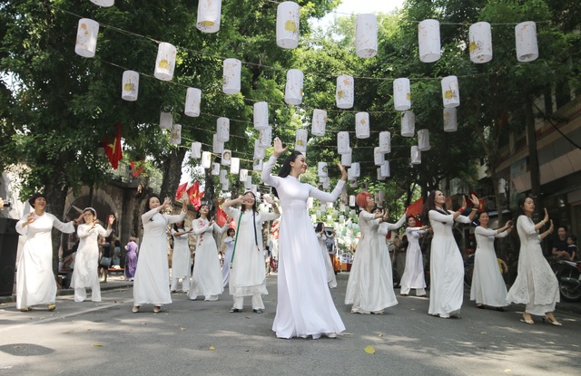 Phụ nữ Hà Thành mặc áo dài, nhảy dân vũ trên phố bích họa Phùng Hưng