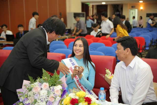 Hoa hậu Tiểu Vy rạng rỡ dự khai giảng, làm đại sứ sinh viên trường - 3 Hoa hậu Tiểu Vy rạng rỡ dự khai giảng, làm đại sứ sinh viên trường - 3