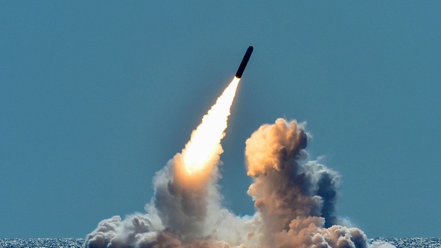 Ngoạn mục video vụ Mỹ phóng siêu tên lửa Trident nhìn từ máy bay thương mại