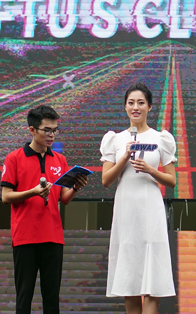 Hoa hậu Lương Thùy Linh cùng dàn sao tiếp lửa tân sinh viên ĐH Ngoại thương - 1 Hoa hậu Lương Thùy Linh cùng dàn sao tiếp lửa tân sinh viên ĐH Ngoại thương - 1