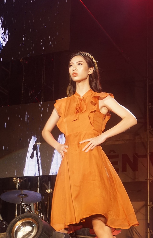 Hoa hậu Lương Thùy Linh cùng dàn sao tiếp lửa tân sinh viên ĐH Ngoại thương - 8 Hoa hậu Lương Thùy Linh cùng dàn sao tiếp lửa tân sinh viên ĐH Ngoại thương - 8