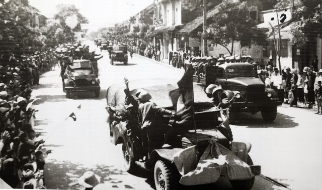 Hình ảnh đoàn quân chiến thắng trở về tiếp quản Thủ đô 65 năm trước - 6 Hình ảnh đoàn quân chiến thắng trở về tiếp quản Thủ đô 65 năm trước - 6