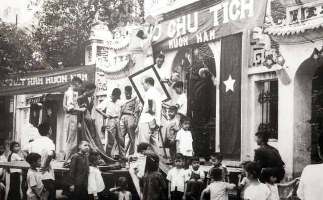Hình ảnh đoàn quân chiến thắng trở về tiếp quản Thủ đô 65 năm trước - 10 Hình ảnh đoàn quân chiến thắng trở về tiếp quản Thủ đô 65 năm trước - 10
